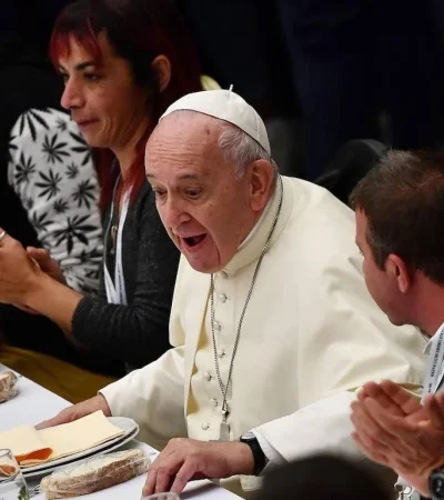 Francisco, compartiendo un almuerzo con indigentes.