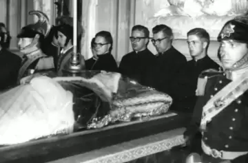 El papa que explotó con fétidos olores en plena celebración de sus funerales