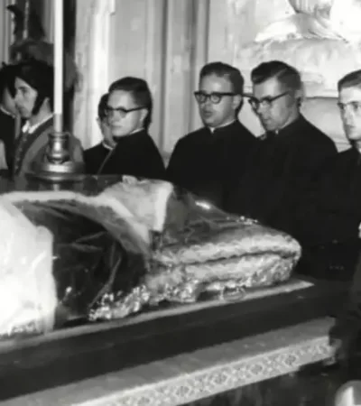 Eugenio Maria Giuseppe Giovanni Pacelli tuvo un irrespetuoso funeral.