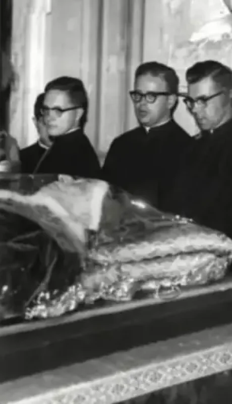 Eugenio Maria Giuseppe Giovanni Pacelli tuvo un irrespetuoso funeral.