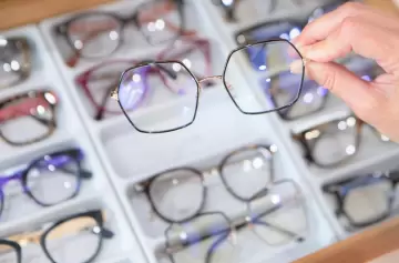 Ofrecían anteojos a bajo costo, cobraron anticipos y desaparecieron