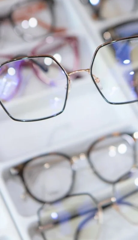 Ofrecían anteojos a bajo costo, cobraron anticipos y desaparecieron