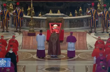El cuerpo de Francisco ya está en la basílica de San Pedro, donde los fieles lo despedirán