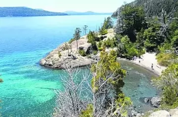 Asombrosos paraísos para conocer el finde largo: playas secretas con lagos escondidos