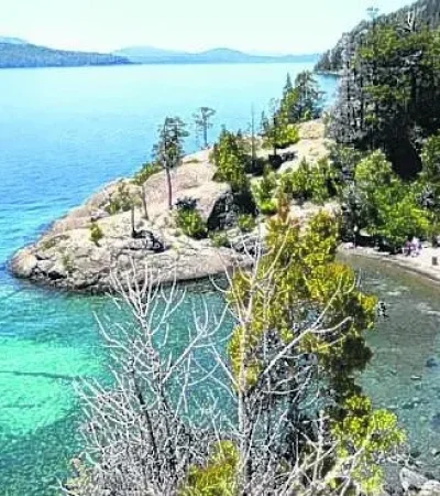 Bariloche invita a recorrer playas de aguas transparentes, rodeadas de bosques y tranquilidad.