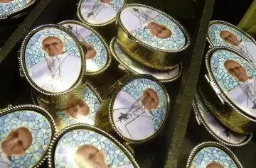 Del homenaje al negocio: los insólitos recuerdos que se venden del papa Francisco