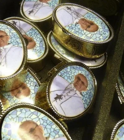Todo tipo de souvenirs con la imagen del papa Francisco se hicieron popular tras conocerse fu fallecimiento.