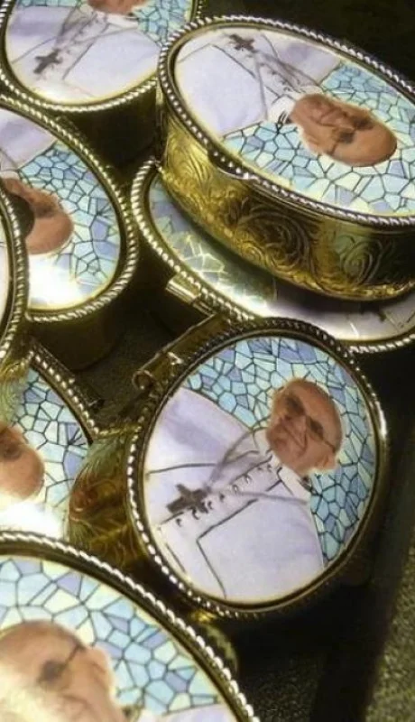 Todo tipo de souvenirs con la imagen del papa Francisco se hicieron popular tras conocerse fu fallecimiento.