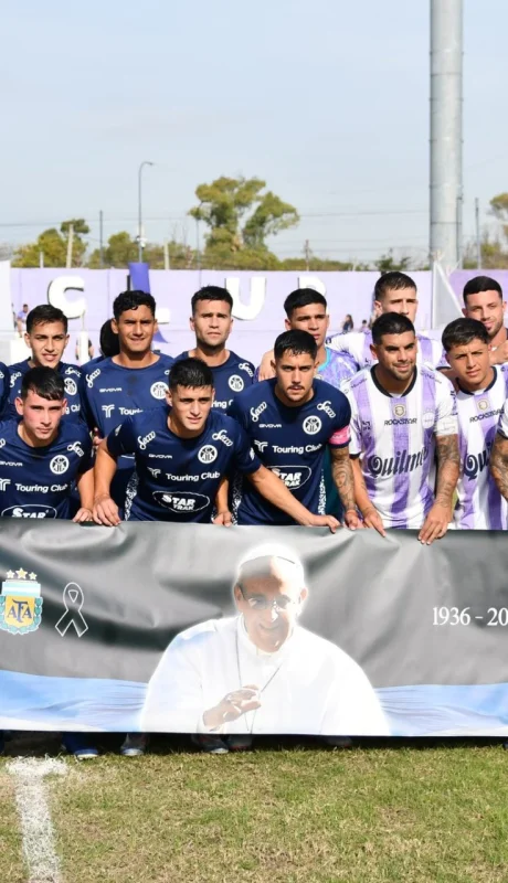 Davis Escalante se escondió atrás de un compañero para no salir en la foto.