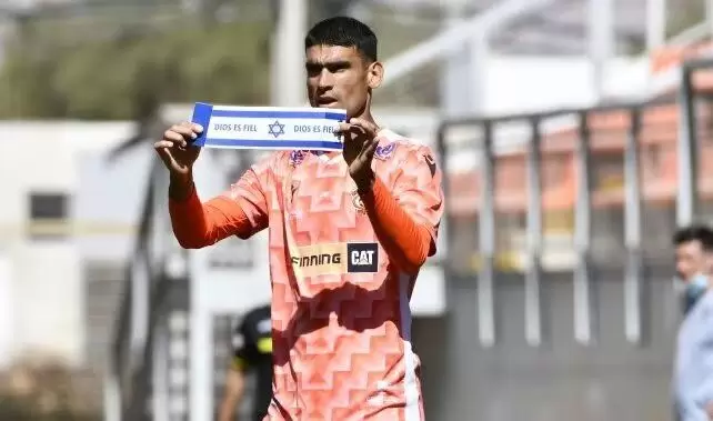 David Escalante con el brazalete apoyando a Israel.