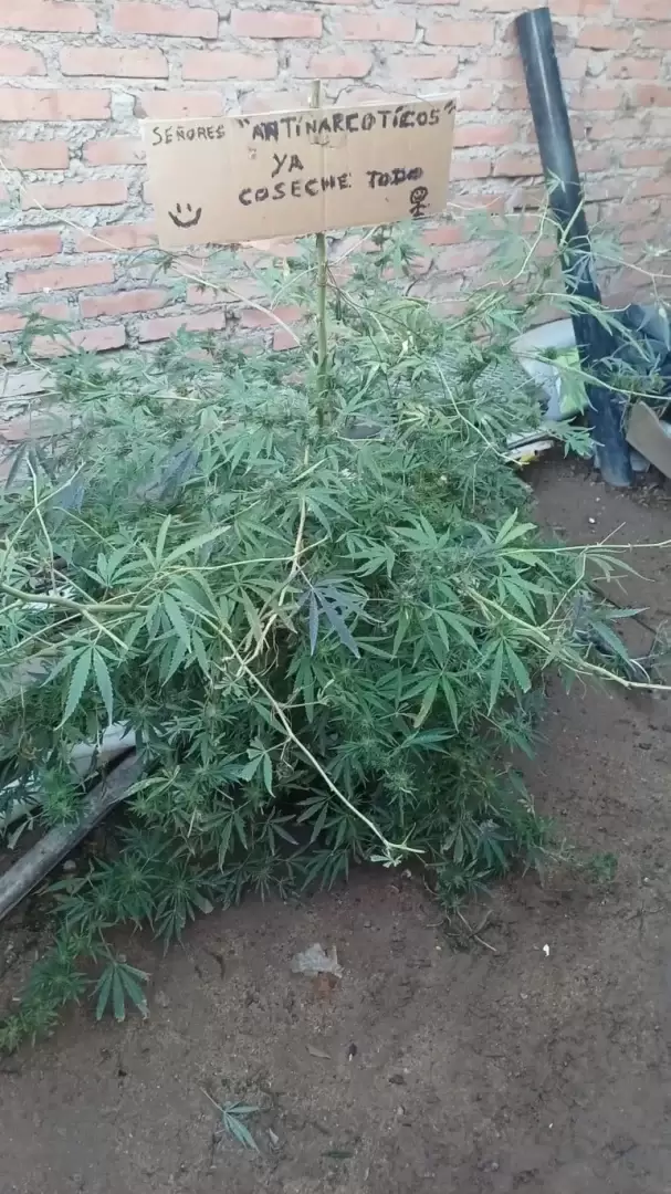 Este es el cartel con el que se encontró la policía.