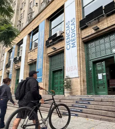 En la Facultad de Ciencias Médicas de la UBA, los molinetes estaban abiertos y decenas de alumnos ingresaban como en cualquier jornada de clases.