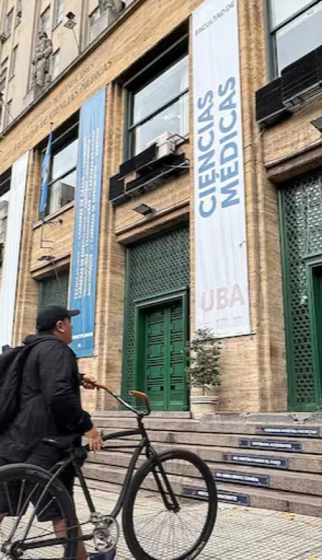 En la Facultad de Ciencias Médicas de la UBA, los molinetes estaban abiertos y decenas de alumnos ingresaban como en cualquier jornada de clases.