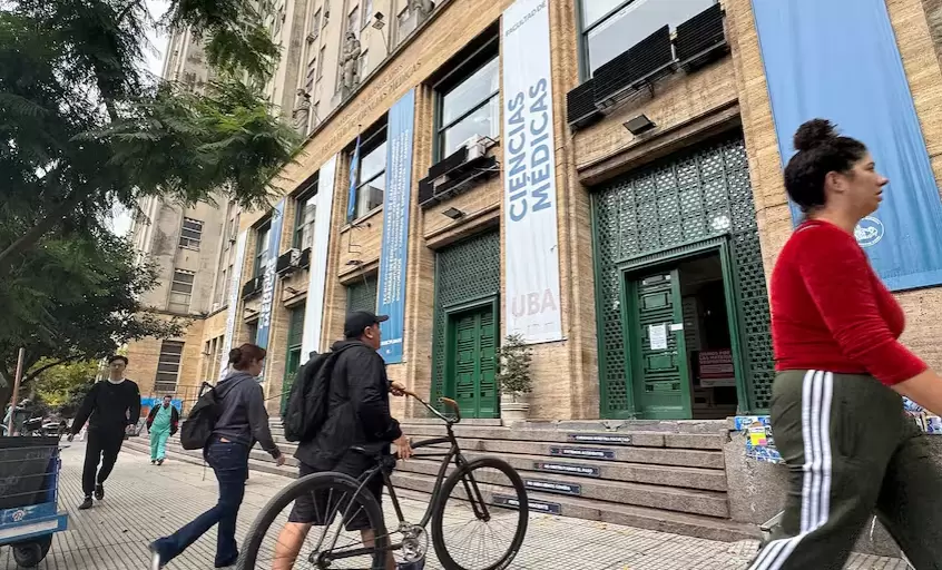 En la Facultad de Ciencias Médicas de la UBA, los molinetes estaban abiertos y decenas de alumnos ingresaban como en cualquier jornada de clases.