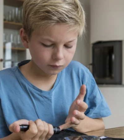 Se cree que la diabetes solo se puede dar en la población adulta, sin embargo, existe un subtipo de esta afección que ataca a los niños muy pequeños.