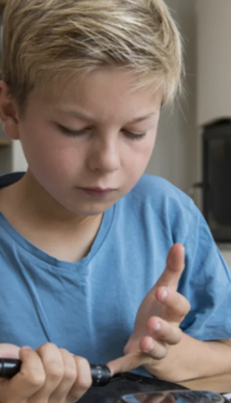 Se cree que la diabetes solo se puede dar en la población adulta, sin embargo, existe un subtipo de esta afección que ataca a los niños muy pequeños.