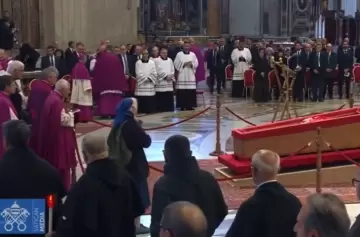 Video conmovedor: la monja que rompió el protocolo para llorar a Francisco