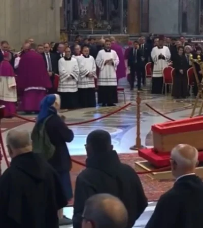 Video conmovedor: la monja que rompió el protocolo para llorar a Francisco