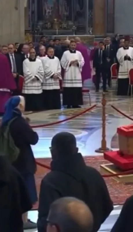 Video conmovedor: la monja que rompió el protocolo para llorar a Francisco