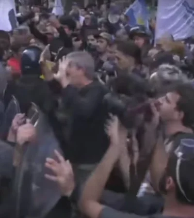 Uno de los momentos de tensión afuera del Congreso de la Nación.