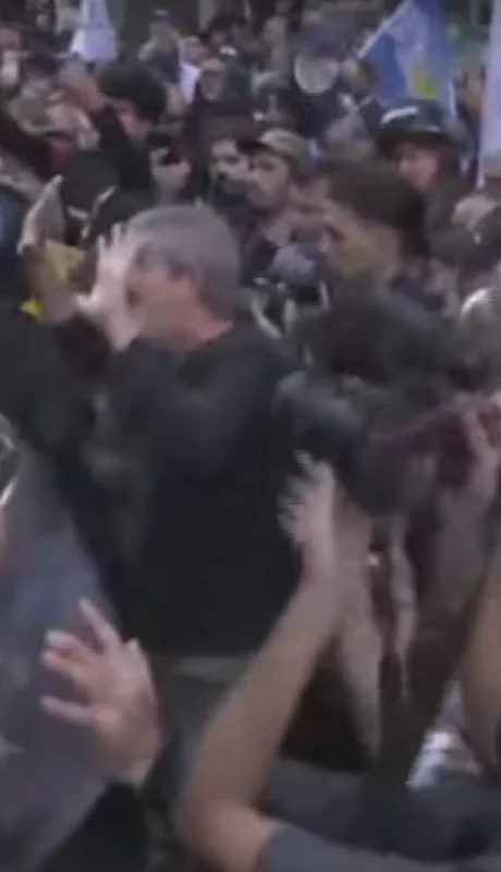 Uno de los momentos de tensión afuera del Congreso de la Nación.