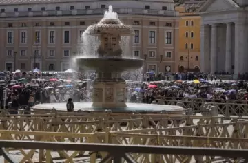 Impresionante multitud en la Plaza San Pedro para despedir al papa Francisco
