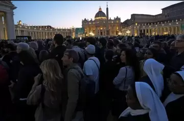 El último adiós a Francisco prosigue con una interminable procesión a su féretro