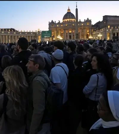 La noche de Roma no tendrá descanso frente a los miles de fieles que quieren despedir al pontífice.