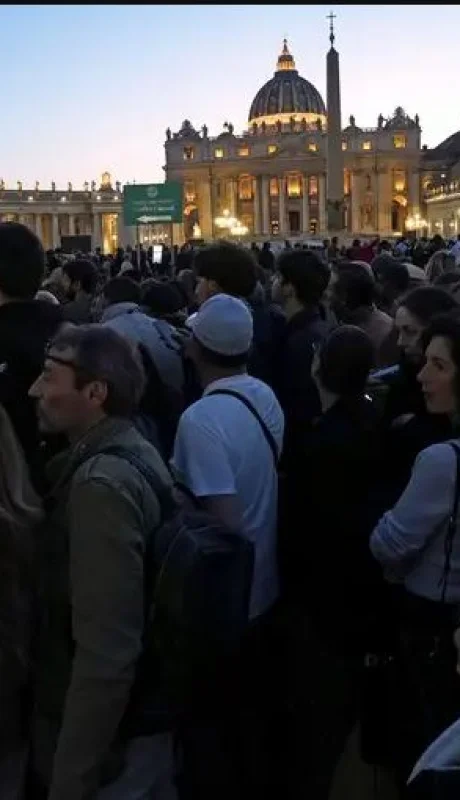 La noche de Roma no tendrá descanso frente a los miles de fieles que quieren despedir al pontífice.