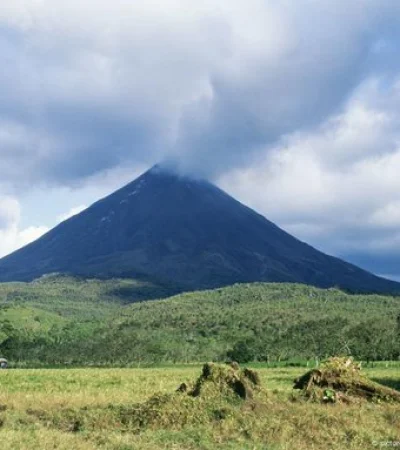 El Poás es un gran atractivo turístico que ahora causa preocupación por su intensa actividad.