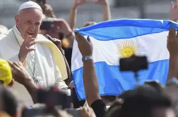 Homenaje al papa Francisco: un equipo francés se vistió de celeste y blanco