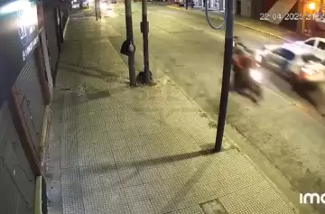 Video: un patrullero atropelló y mató a un motociclista en Lanús