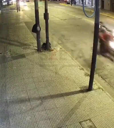 La patrulla se cruza de carril e impacta contra la víctima.