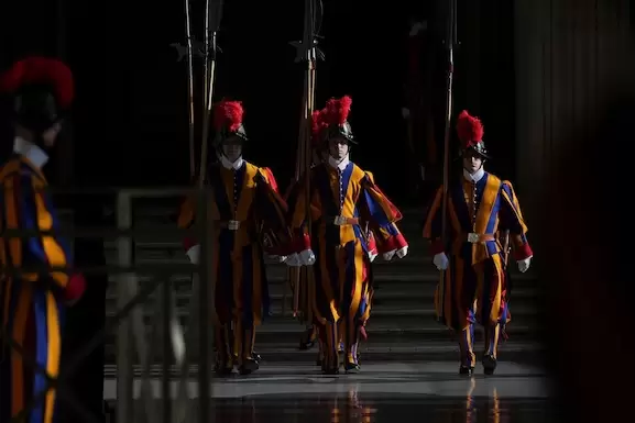 Guardias suizos se ven en el atrio de la basílica de San Pedro del Vaticano.(AP Foto/Andrew Medichini, Pool)