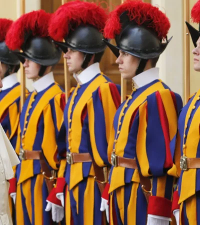 El cuerpo de élite se ha mantenido a lo largo de los siglos, custodiando la seguridad de la Santa Sede.