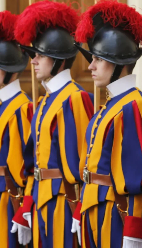 El cuerpo de élite se ha mantenido a lo largo de los siglos, custodiando la seguridad de la Santa Sede.