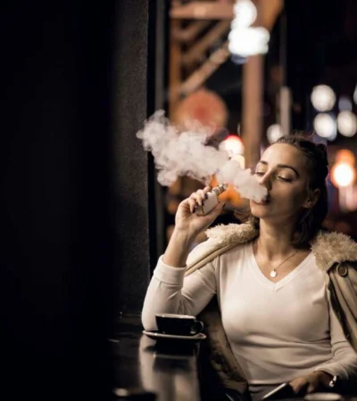 El vapeo en lugares cerrados, en la mira del Gobierno de Tucumán.