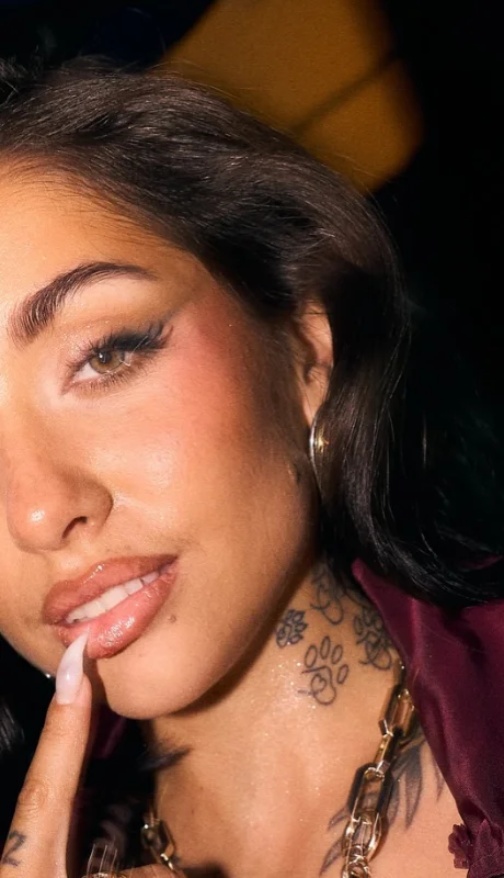 La cantante se presentó junto a su pareja en la clínica Zabala.