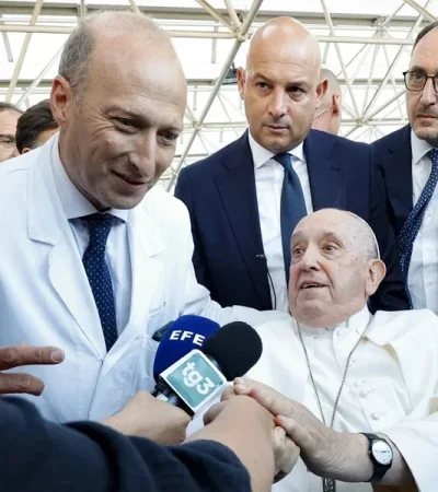 El médico Sergio Alfieri  contó que con una caricia se despidió del papa Francisco.