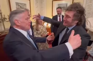 Milei irrumpió en un programa de televisión para saludar a su mentor: ¿quién es?