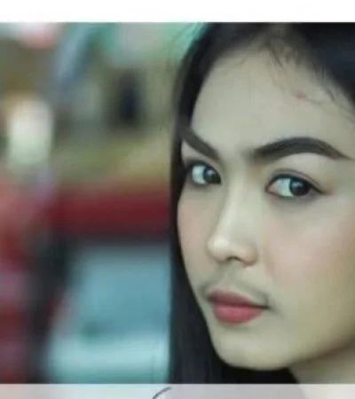 La nueva tendencia es el bigote femenino.