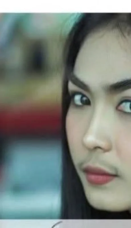 La nueva tendencia es el bigote femenino.