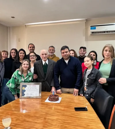 El Dr. José Nicolás Addamo acompañado del intendente, la presidenta del Concejo Deliberante y su orgullosa familia.