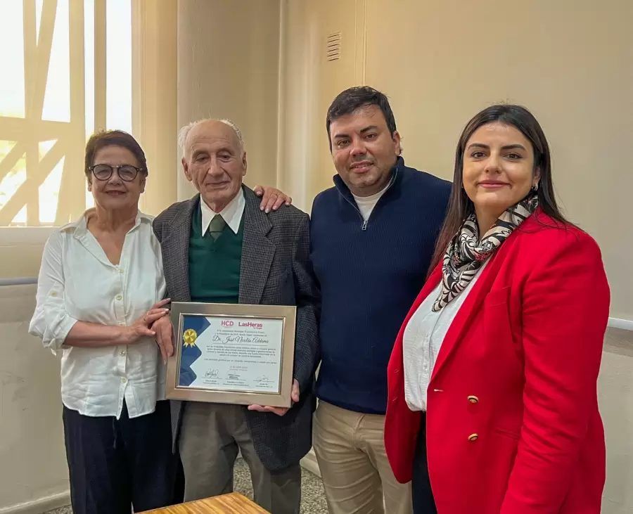 El destacado médico y su esposa, María Valdez, recibiendo la placa de reconocimiento del intendente Lo Presti y de la concejal, Noelia Delpir.