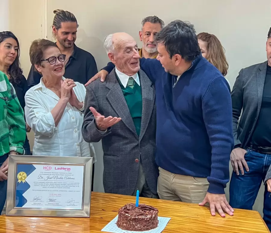 El Intendente Lo Presti dándole un sentido abrazo al Dr. Addamo por su cumpleaños número 84.