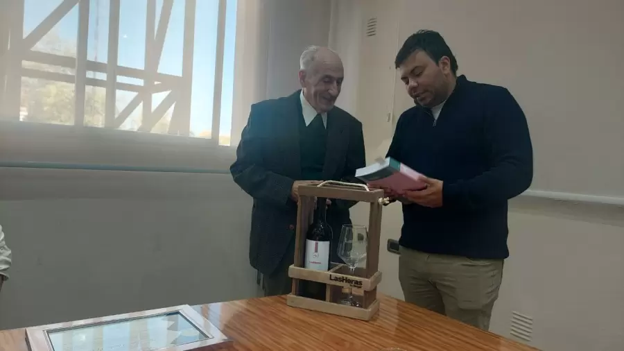 Entrega de unos presentes por parte del jefe comunal lasherino.