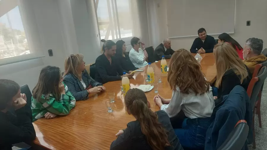 Un sentido y afectuoso diálogo con el médico de larga trayectoria ante la atenta mirada de toda su familia.