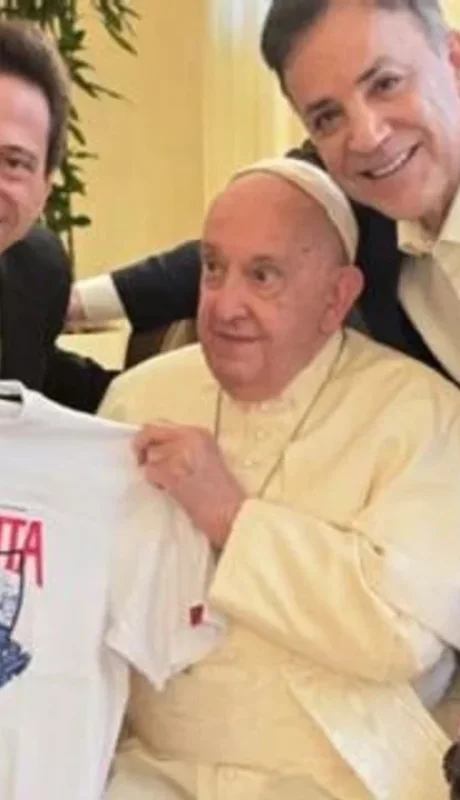 Moretti junto al Papa Francisco y el vice Navarro