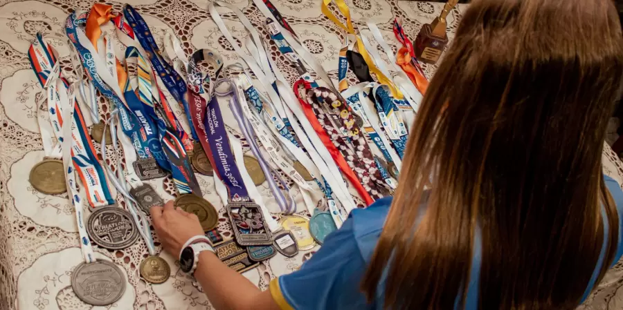 La atleta de Mendoza Regatas y la Selección con sus medallas/Mariana Canessa