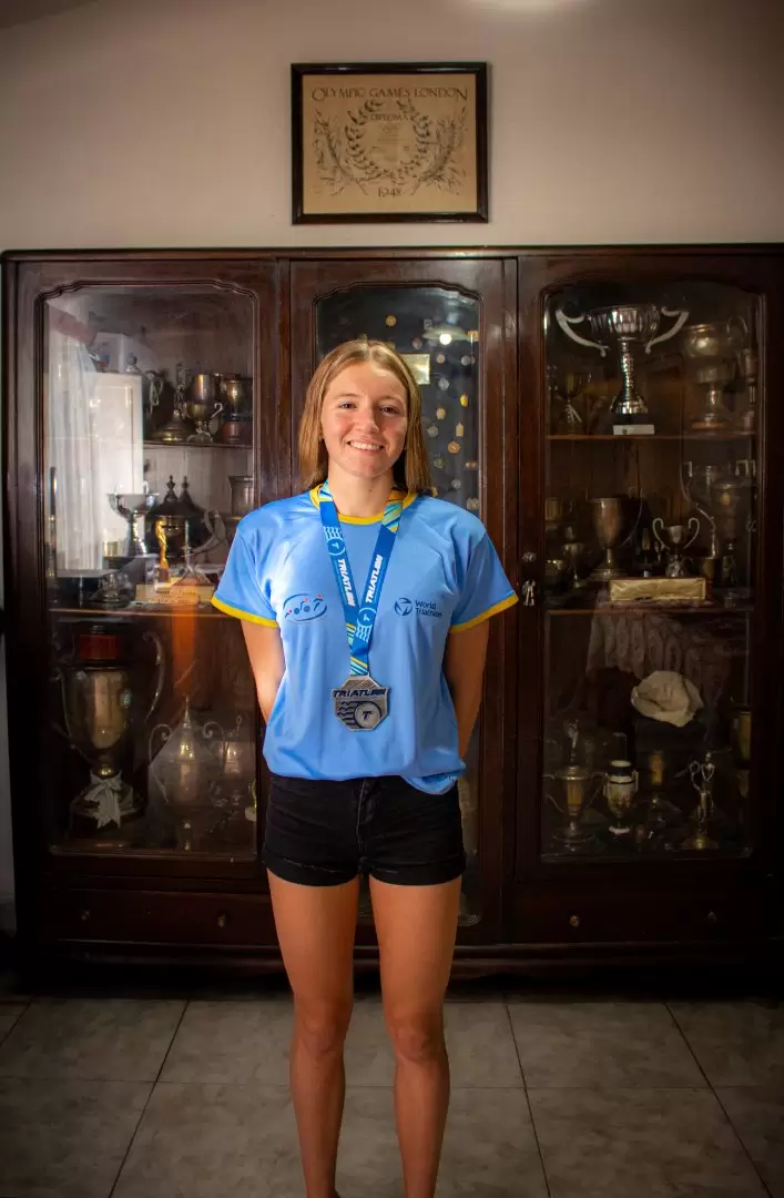 Una atleta en crecimiento, con la vitrina llena de premios de su ilustre bisabuelo,Eusebio Guiñez